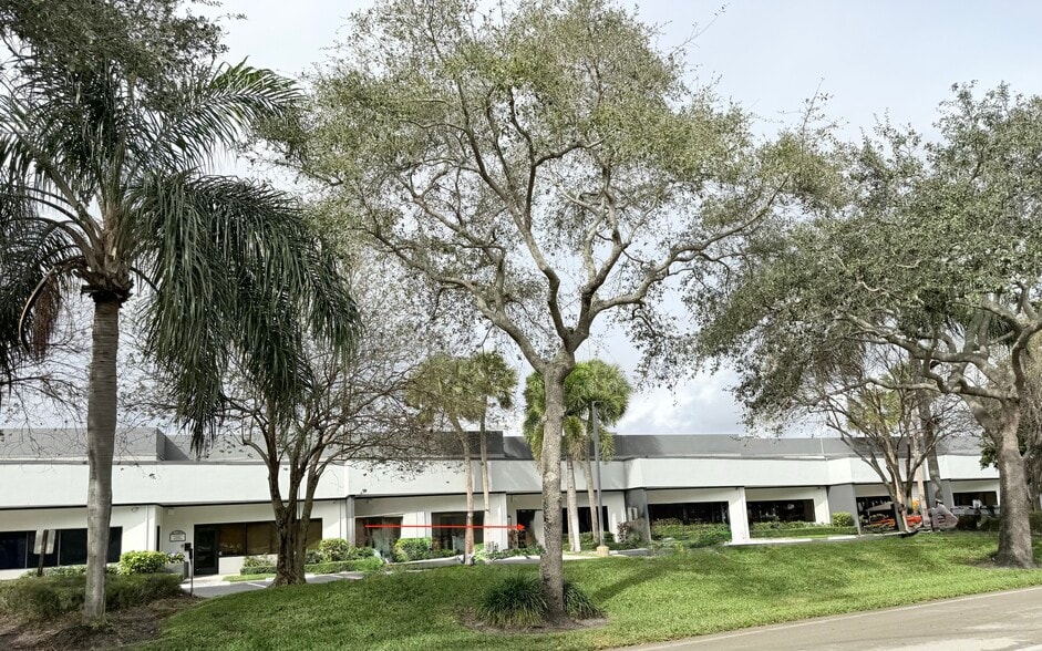 More Photos Of 1239 E Newport Center Dr, Deerfield Beach Office For Sale