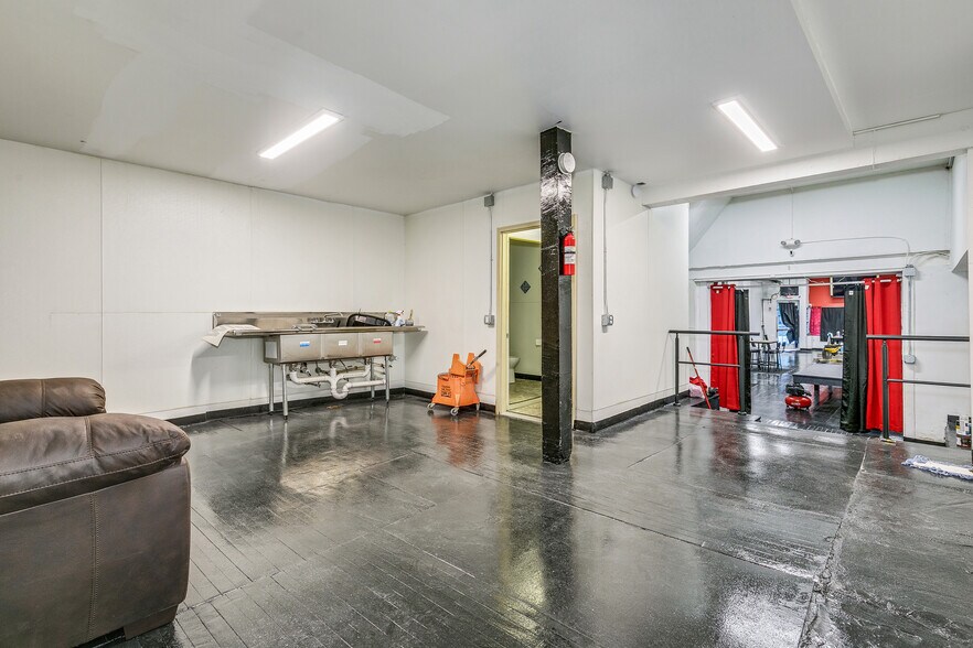 More Photos Of 1500 W Broadway Ave, Minneapolis Storefront Retail Residential For Sale