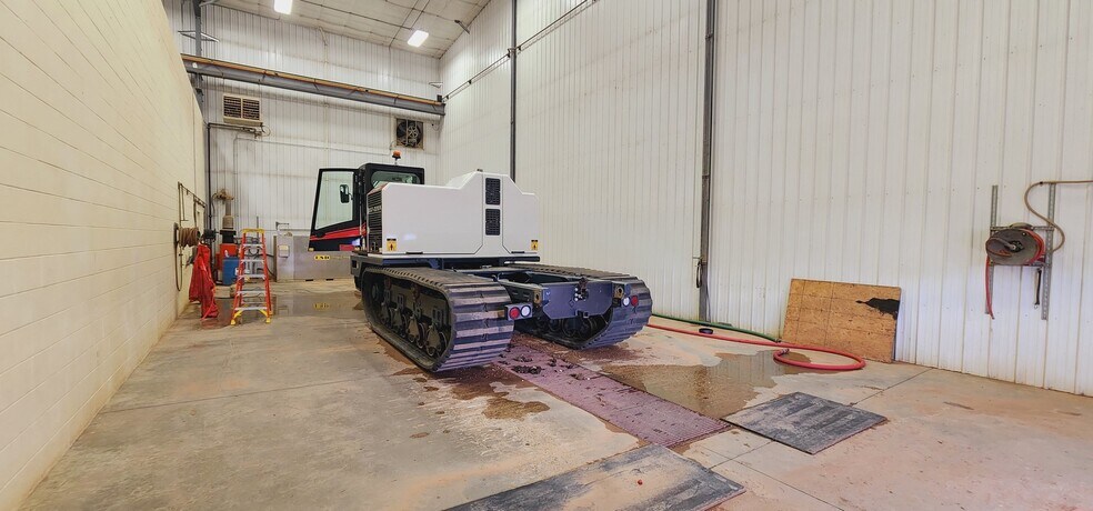 More Photos Of 860 35th Ave E, Dickinson Warehouse For Sale