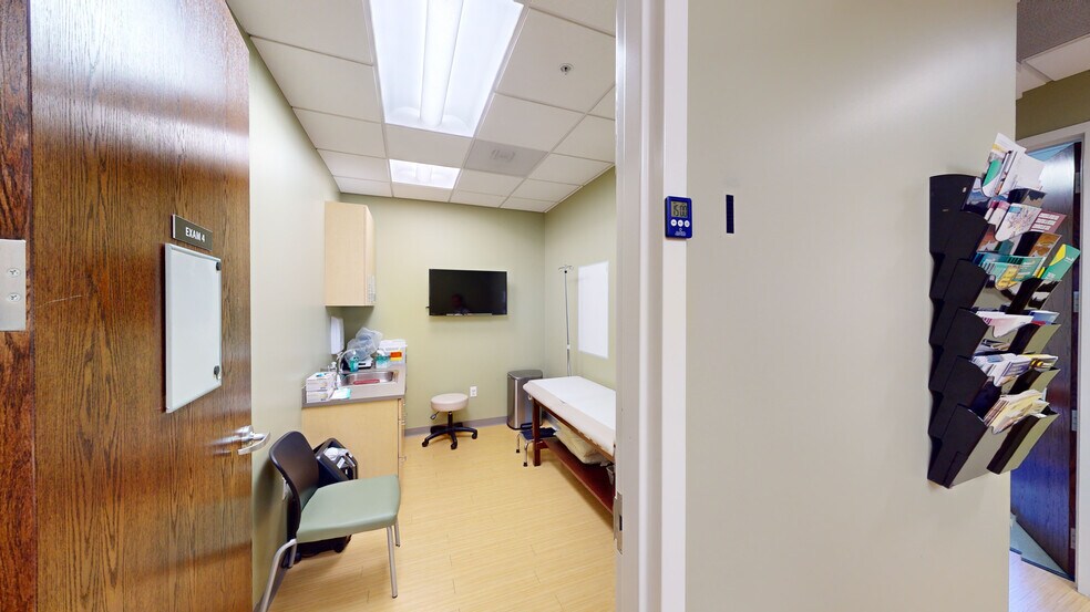 More Photos Of 101 Cosgrove Hill Ave, Chapel Hill Medical For Sale