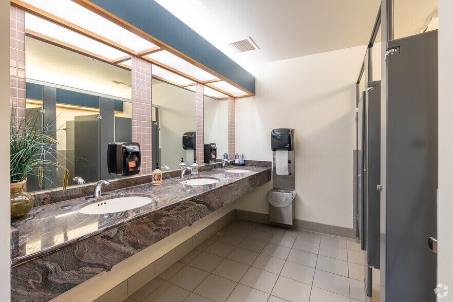 More Photos Of 7009 S Potomac St, Centennial Office For Lease