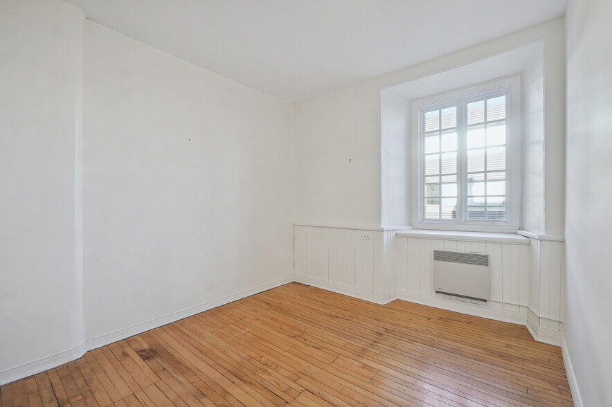 More Photos Of 32 Rue Saint-Charles, Longueuil Office For Lease