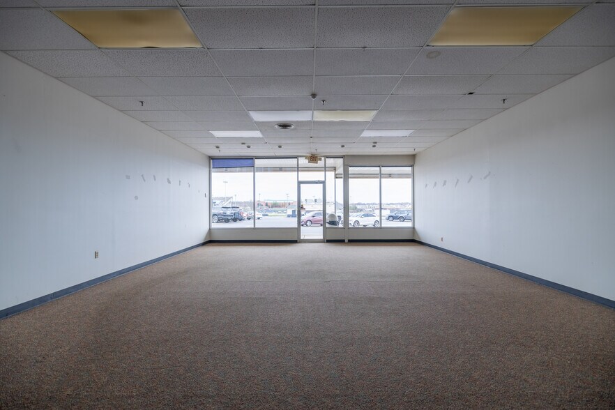 More Photos Of 700-720 N 12th St, Murray Storefront For Lease