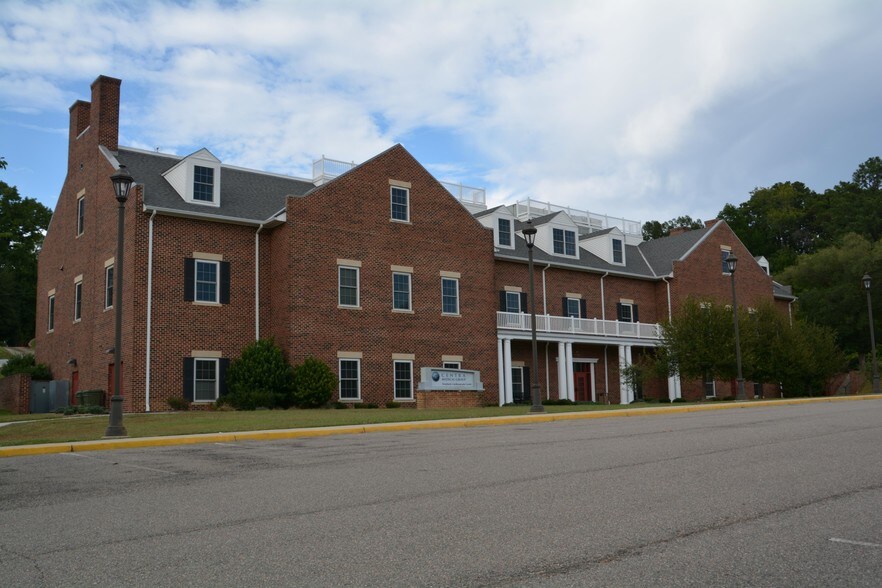 More Photos Of 900 W 3rd St, Farmville Medical For Lease