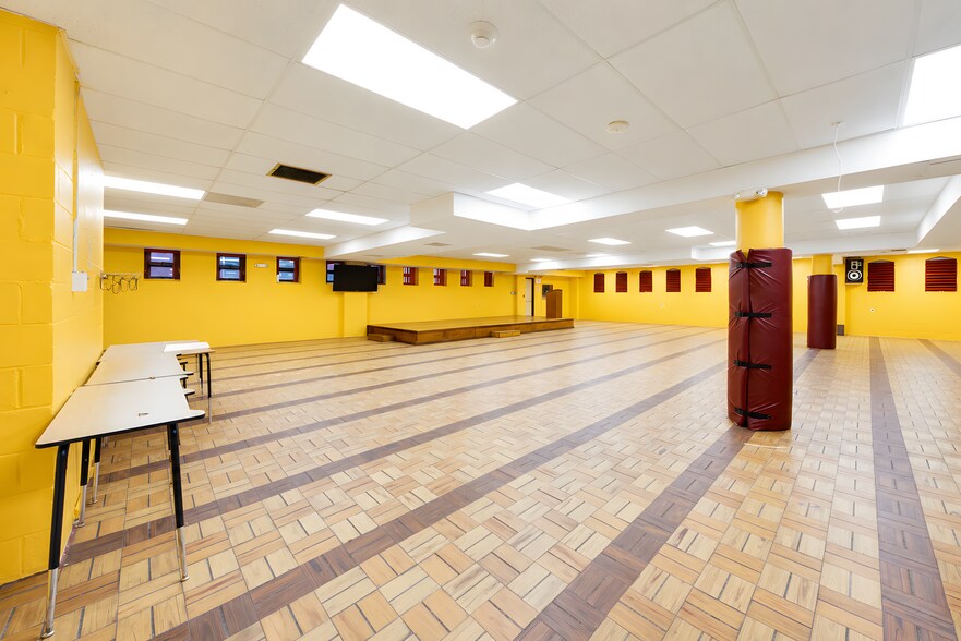 More Photos Of 5566 Kings Hwy, Brooklyn Schools For Lease