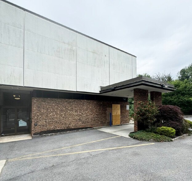 More Photos Of 100 Corporate Park Dr, White Plains Bank For Lease
