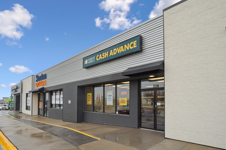 More Photos Of 1505-1527 E San Marnan Dr, Waterloo Unknown For Lease