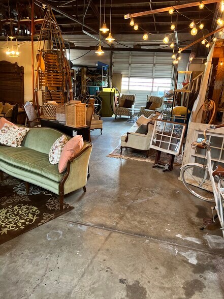 More Photos Of 302 Williams St, Fayetteville Flex For Sale