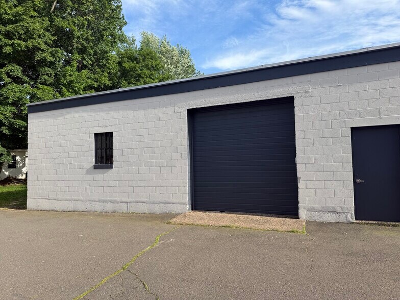 More Photos Of 12 Pease Ave, Middletown Showroom For Lease