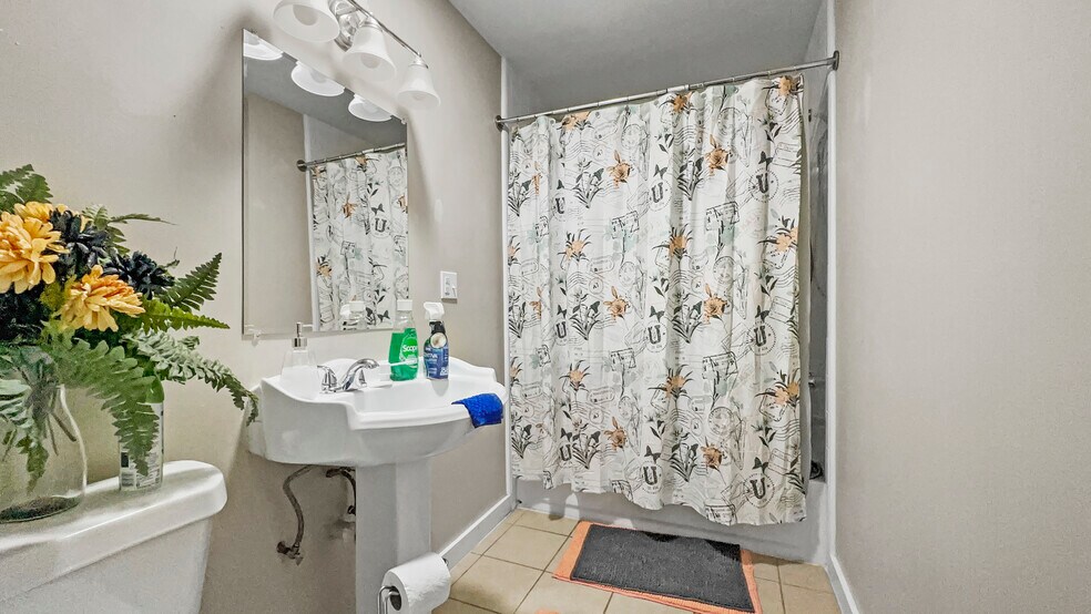 More Photos Of 300 S Cedar St, Crockett Apartments For Sale