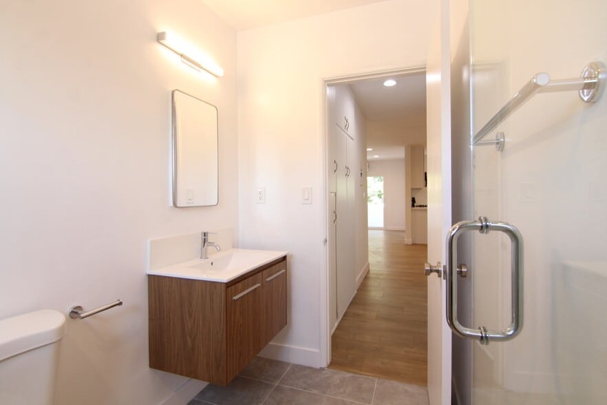 More Photos Of 561 N Sweetzer Ave, Los Angeles Apartments For Sale