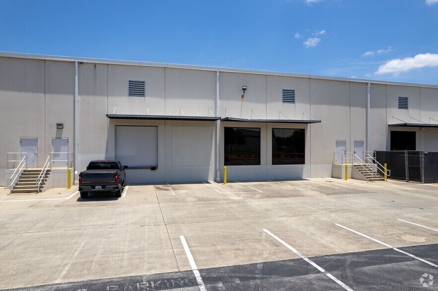 More Photos Of 12735 Gran Bay Pky W, Jacksonville Light Distribution For Lease