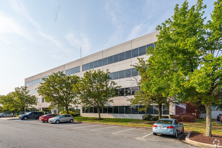 More Photos Of 111 Continental Dr, Newark Office For Lease