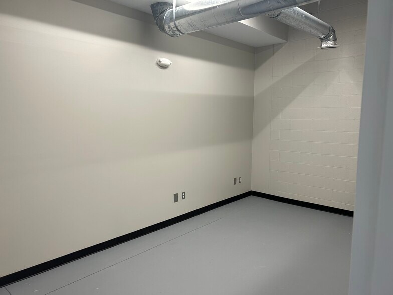 More Photos Of 105 Jarvis Brewer Dr, Rogersville Industrial For Lease