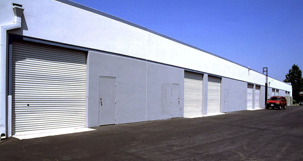 More Photos Of 19205 Parthenia St, Northridge Service For Lease