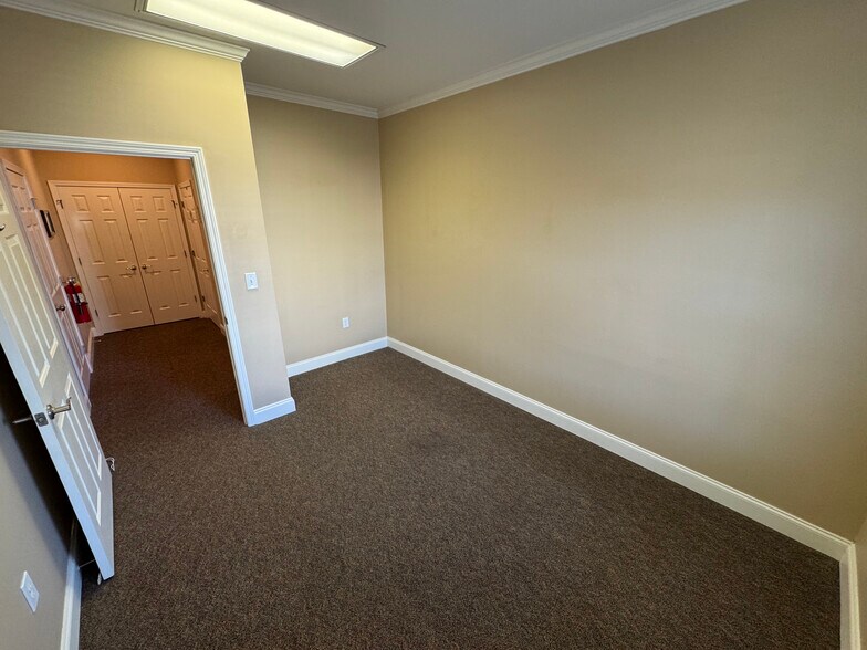 More Photos Of 150 Prospect Pl, Alpharetta Office For Sale