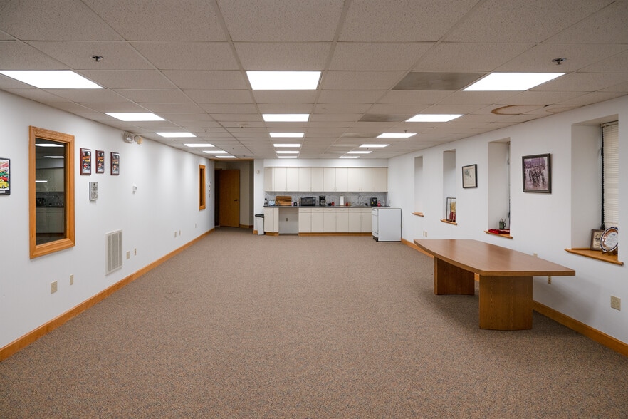 More Photos Of 121 Franklin St, Hanson Manufacturing For Sale