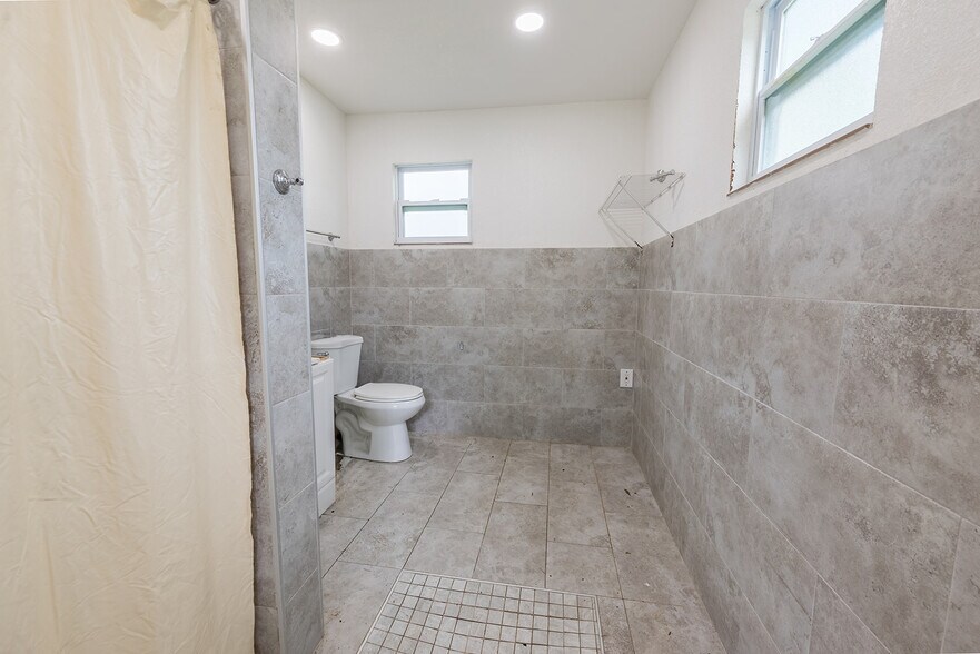 More Photos Of 1757 N Temple Ave, Starke Hotel For Sale