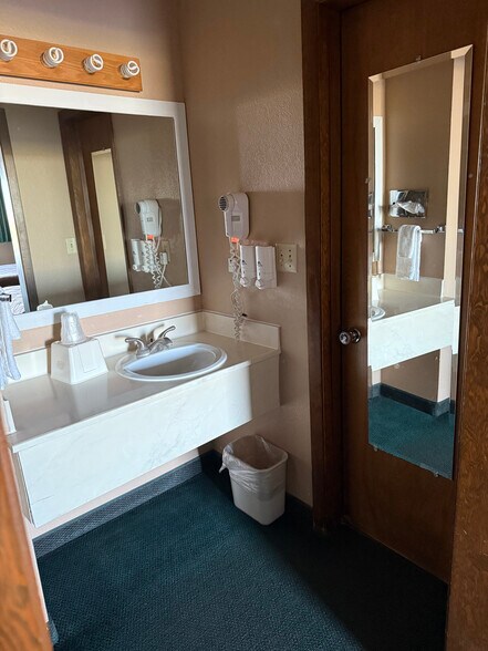 More Photos Of 2426 S Lincoln Ave, York Hotel For Sale