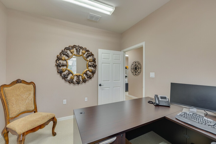 More Photos Of 935 W Glade Rd, Hurst Office For Sale