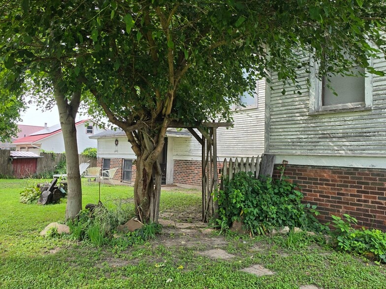 More Photos Of 103 Pearl St, Thornburg Specialty For Sale