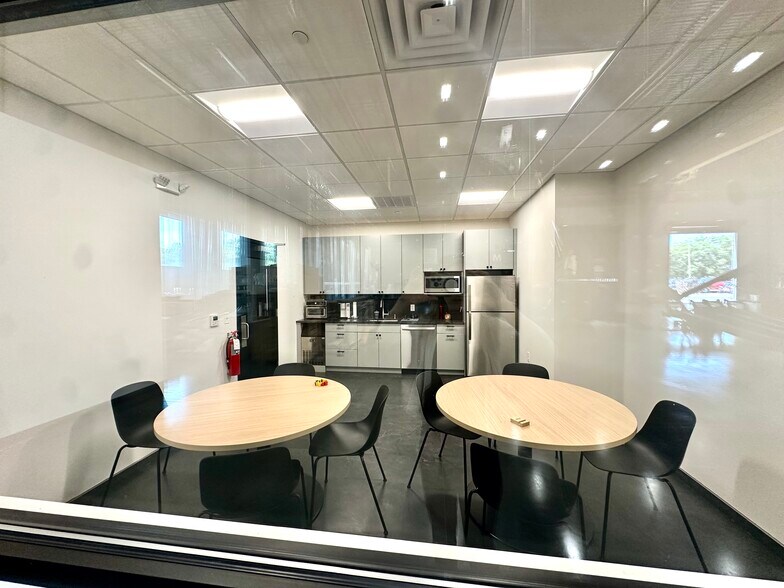 More Photos Of 651 N Michigan Ave, Kenilworth Flex For Lease