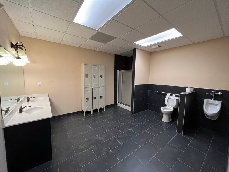 More Photos Of 230 Industrial Park Rd, Baldwin Warehouse For Sale