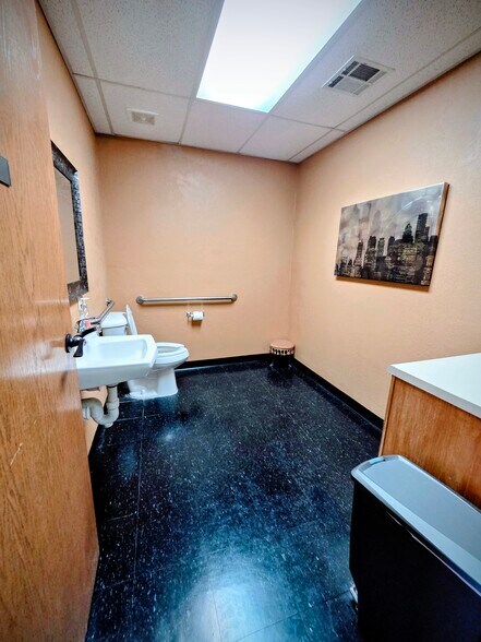 More Photos Of 317 SW C Ave, Lawton Office For Lease