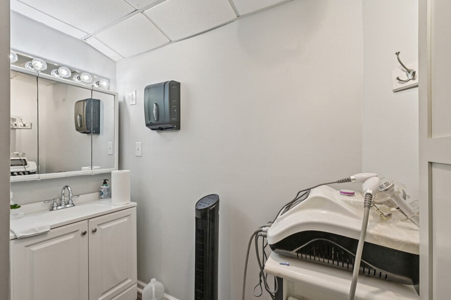 More Photos Of 56 N Franklin St, Delaware Freestanding For Sale