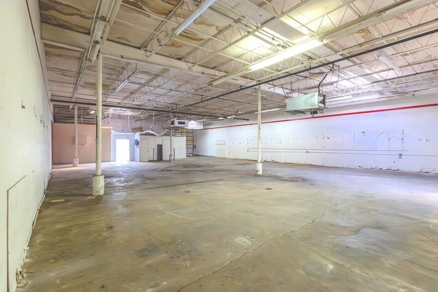 More Photos Of 2261-2299 NE 164th St, Aventura Warehouse For Lease