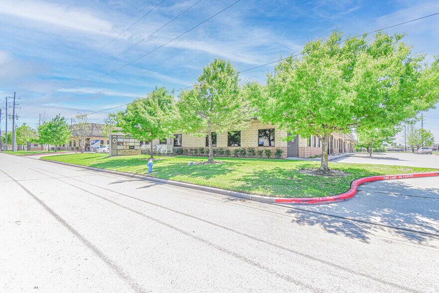 More Photos Of 500 Spring Hill Dr, Spring Unknown For Lease