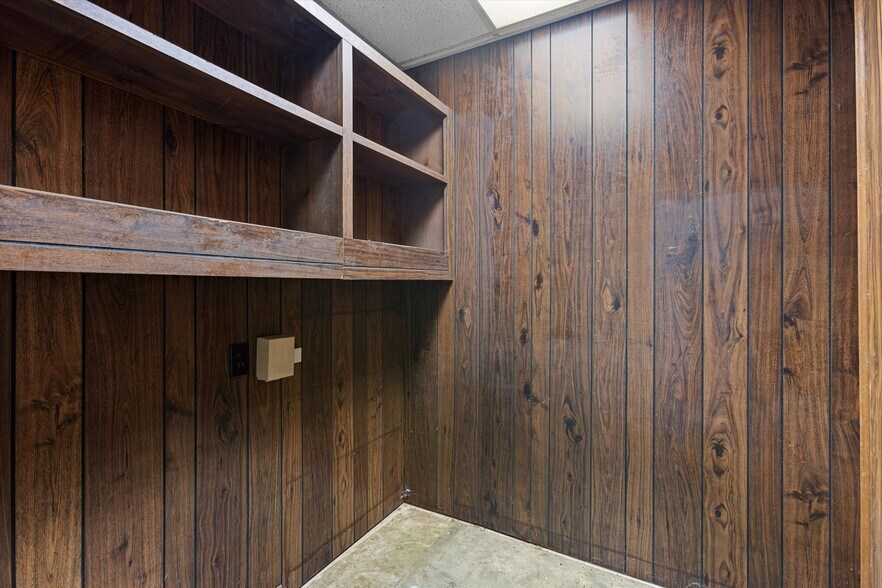 More Photos Of 600 Turner Dr, Palestine Warehouse For Sale