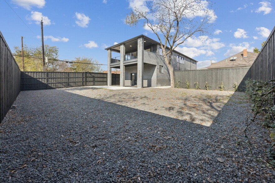 More Photos Of 446 Tyler St, Dallas Office For Sale