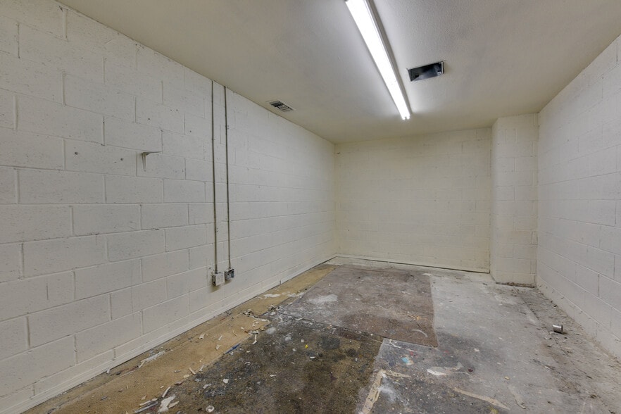 More Photos Of 14332 Oxnard St, Van Nuys Warehouse For Lease