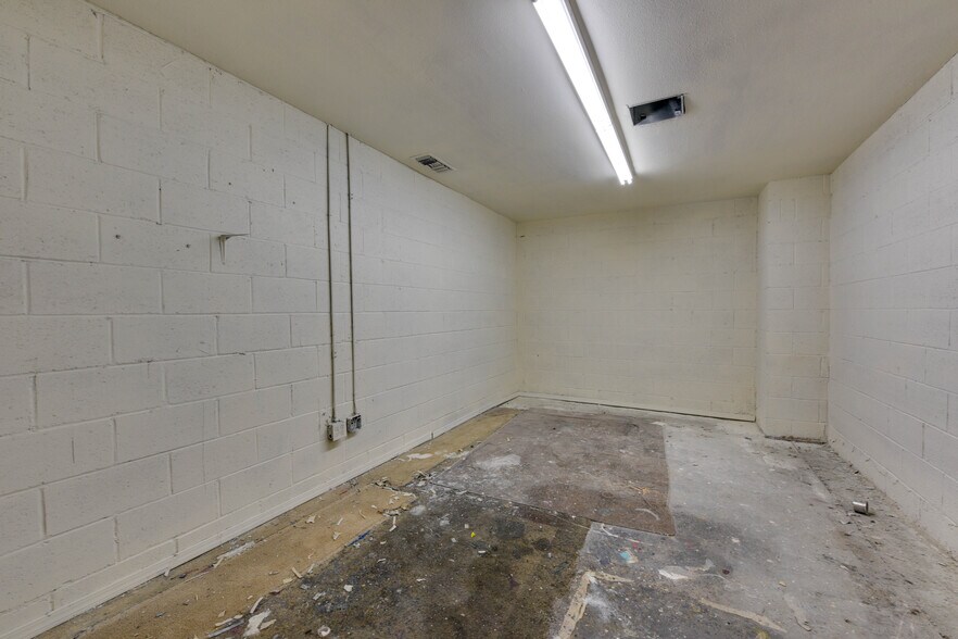 More Photos Of 14332 Oxnard St, Van Nuys Warehouse For Lease