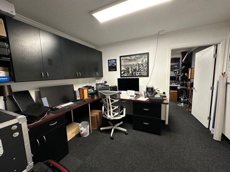 More Photos Of 6413 Pinecastle Blvd, Orlando Flex For Lease