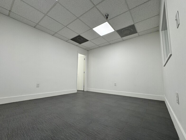 More Photos Of 8700-8796 NW 100th St, Medley Warehouse For Lease