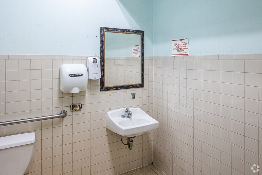 More Photos Of 4554 N Broadway, Chicago Office For Sale