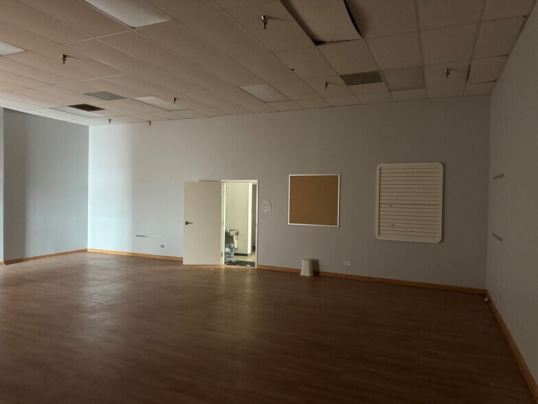 More Photos Of 7000 S Pulaski Rd, Chicago Freestanding For Lease