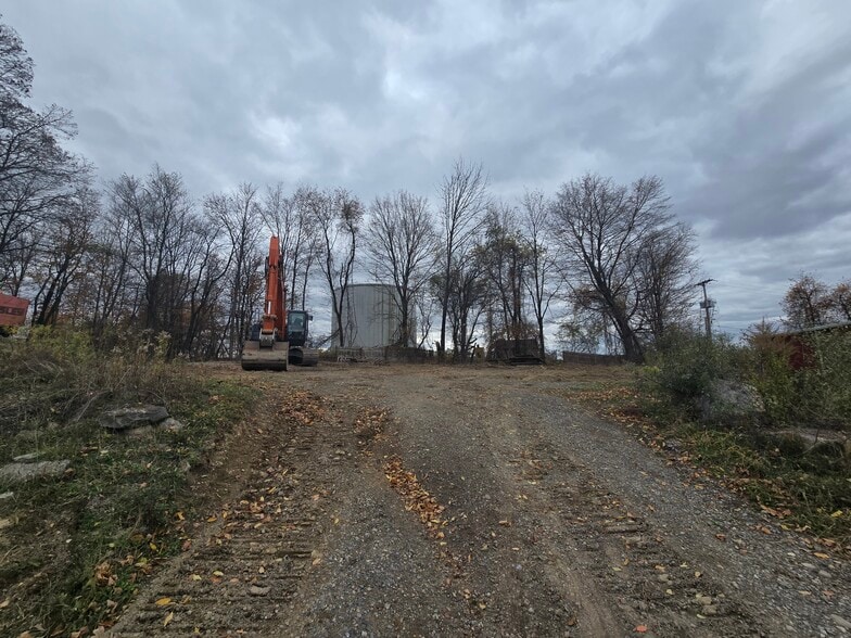 More Photos Of 14 Park Dr, Franklin Warehouse For Lease