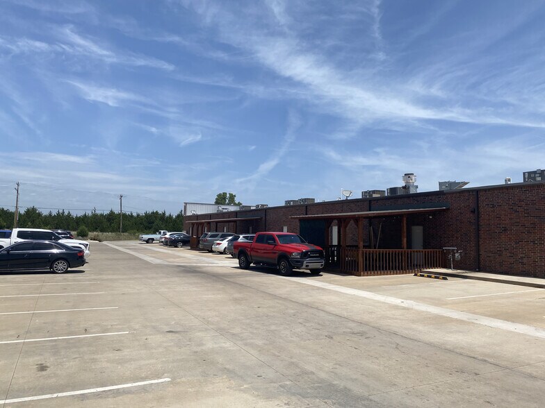 More Photos Of 251 S Harrah Rd, Harrah Freestanding For Lease