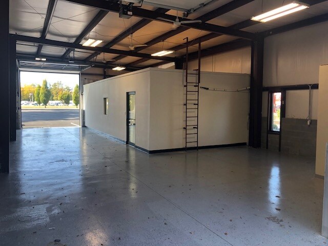 More Photos Of 4141 Bardstown Rd, Louisville Warehouse For Lease
