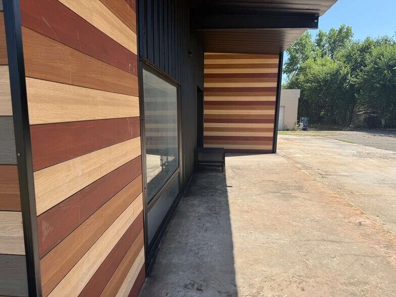 More Photos Of 18718 NE 23rd St, Harrah Industrial For Lease