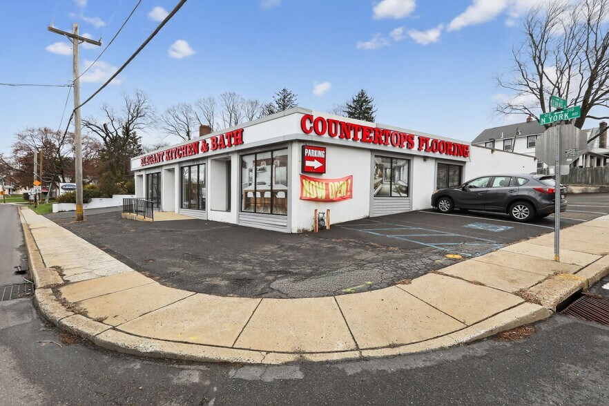 More Photos Of 13 N York Rd, Willow Grove Freestanding For Lease