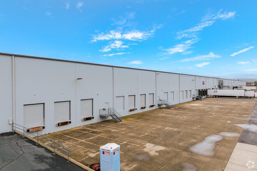 More Photos Of 3071 Venture Dr, Lincoln Warehouse For Lease