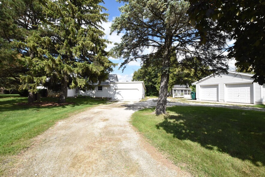 More Photos Of N94W17842 Appleton Ave, Menomonee Falls Freestanding For Sale