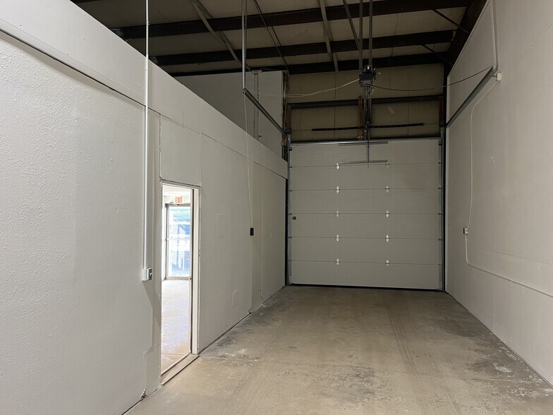 More Photos Of 3100 Justin Dr, Urbandale Flex For Lease