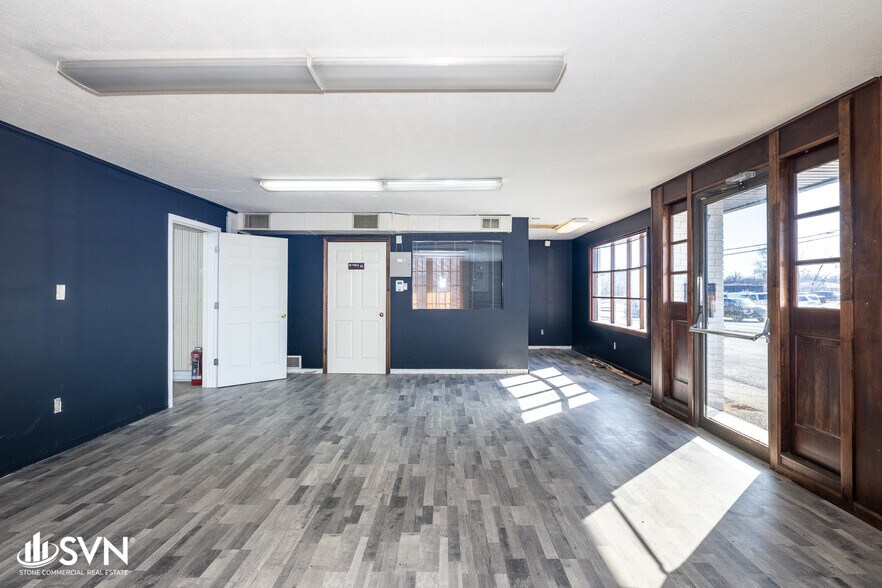 More Photos Of 508 S 3rd St, Danville Showroom For Lease