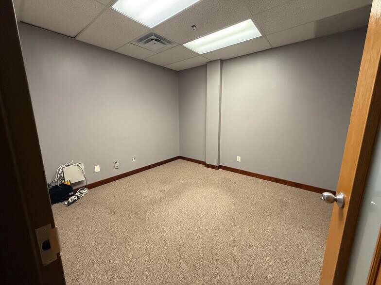 More Photos Of 12635-12651 Hemlock St, Overland Park Showroom For Sale