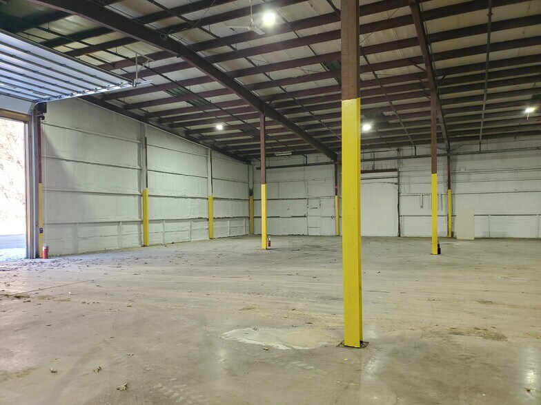 More Photos Of 6550 W Ridge Rd, Erie Warehouse For Lease